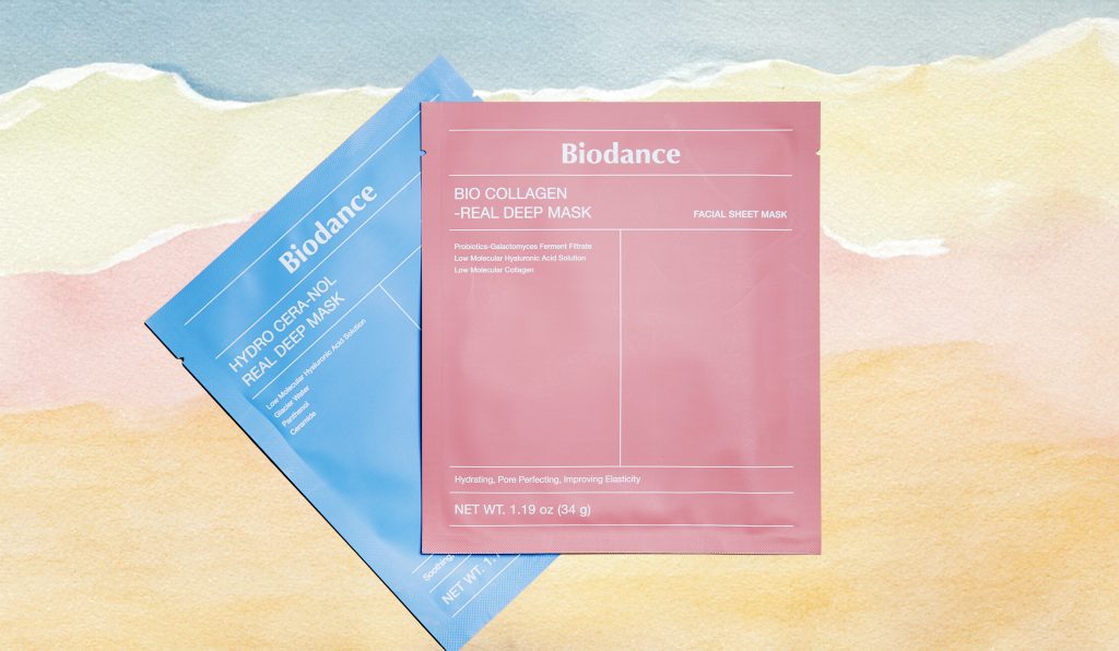 Dwie maseczki Biodance - Bio-Collagen Real Deep Mask vs Hydro Cera-nol Real Deep Mask na kolorowym tle
