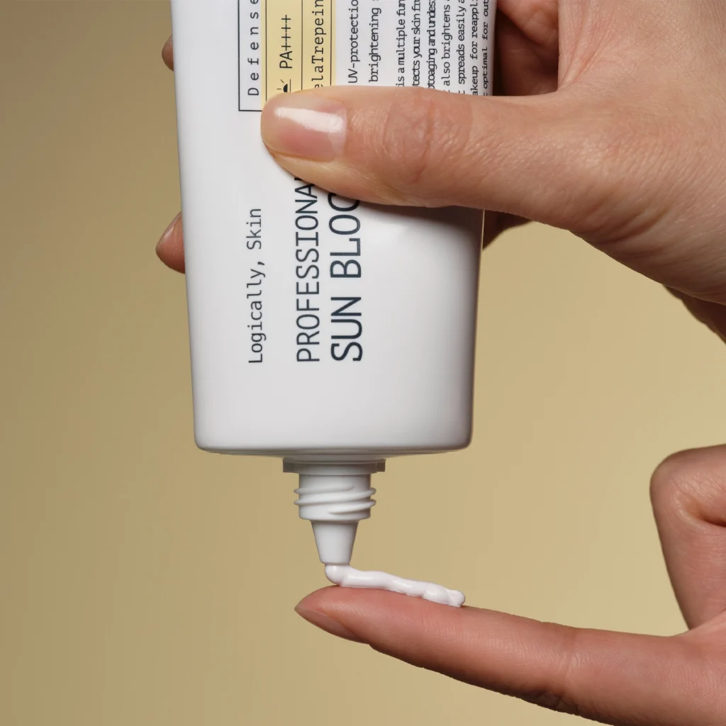 Dziewczyna nakłada na palec SPF Logically, Skin - Professional Sun Block SPF50+ PA++++